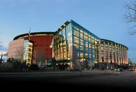 丹佛掘金训练开放日，国际比赛日复出首秀引欢呼，NBA季后赛在即，身体对抗强度拉满的简单介绍