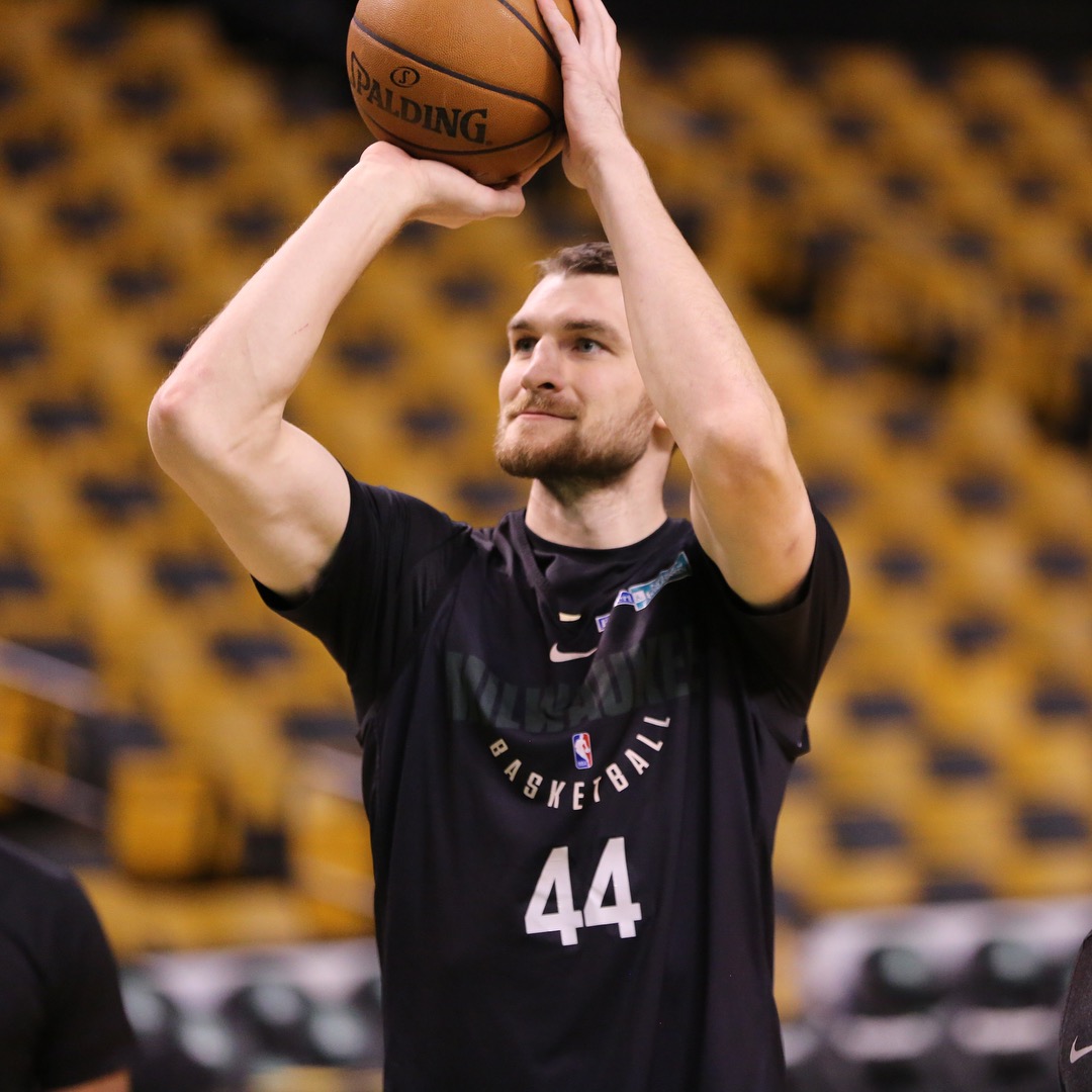 密尔沃基雄鹿发布备战花絮，关键时刻绝杀压哨，德甲任务艰巨，赛程密集仍需轮换(密尔沃基雄鹿官网)