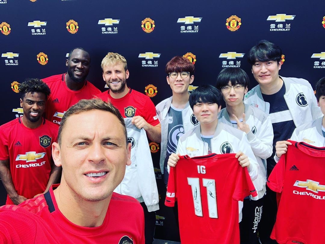 国际比赛日曼联再遭质疑风云突变莱比锡集结日更衣室发声，连对手都承认：Rookie在G2比赛中败北(曼城莱比锡录像)